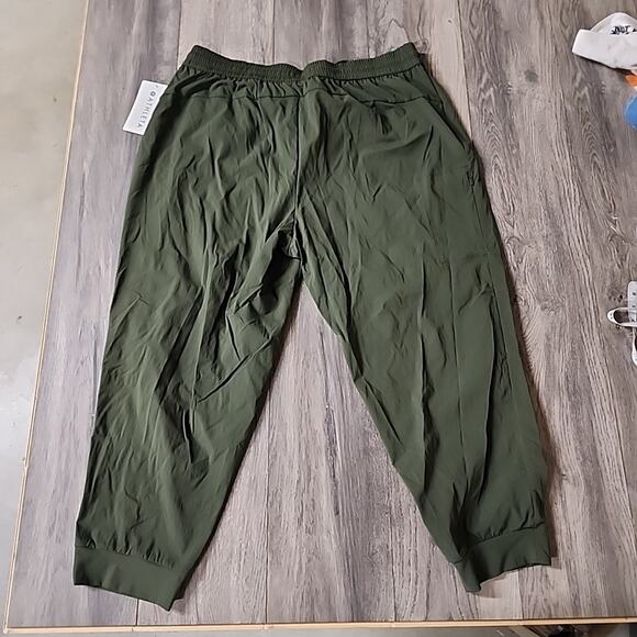 Athleta Trekkie North Jogger Dark Green Size 1X Pants with Zipper Pockets - Picture 4 of 5